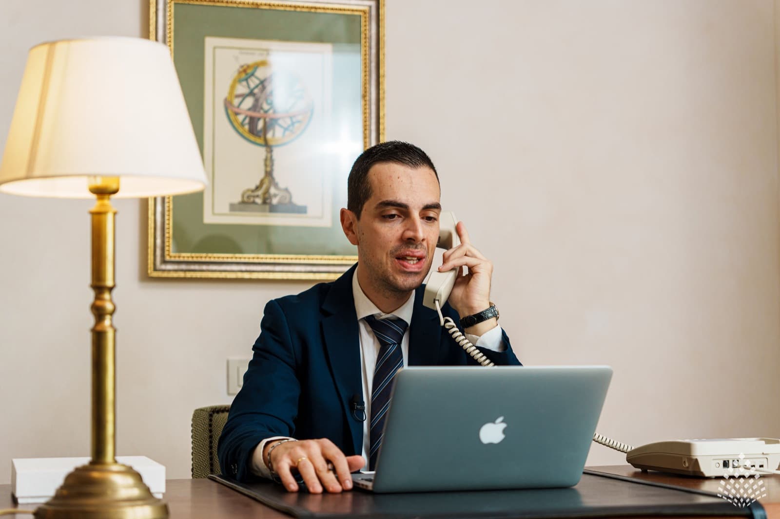 Front Office — Dal set