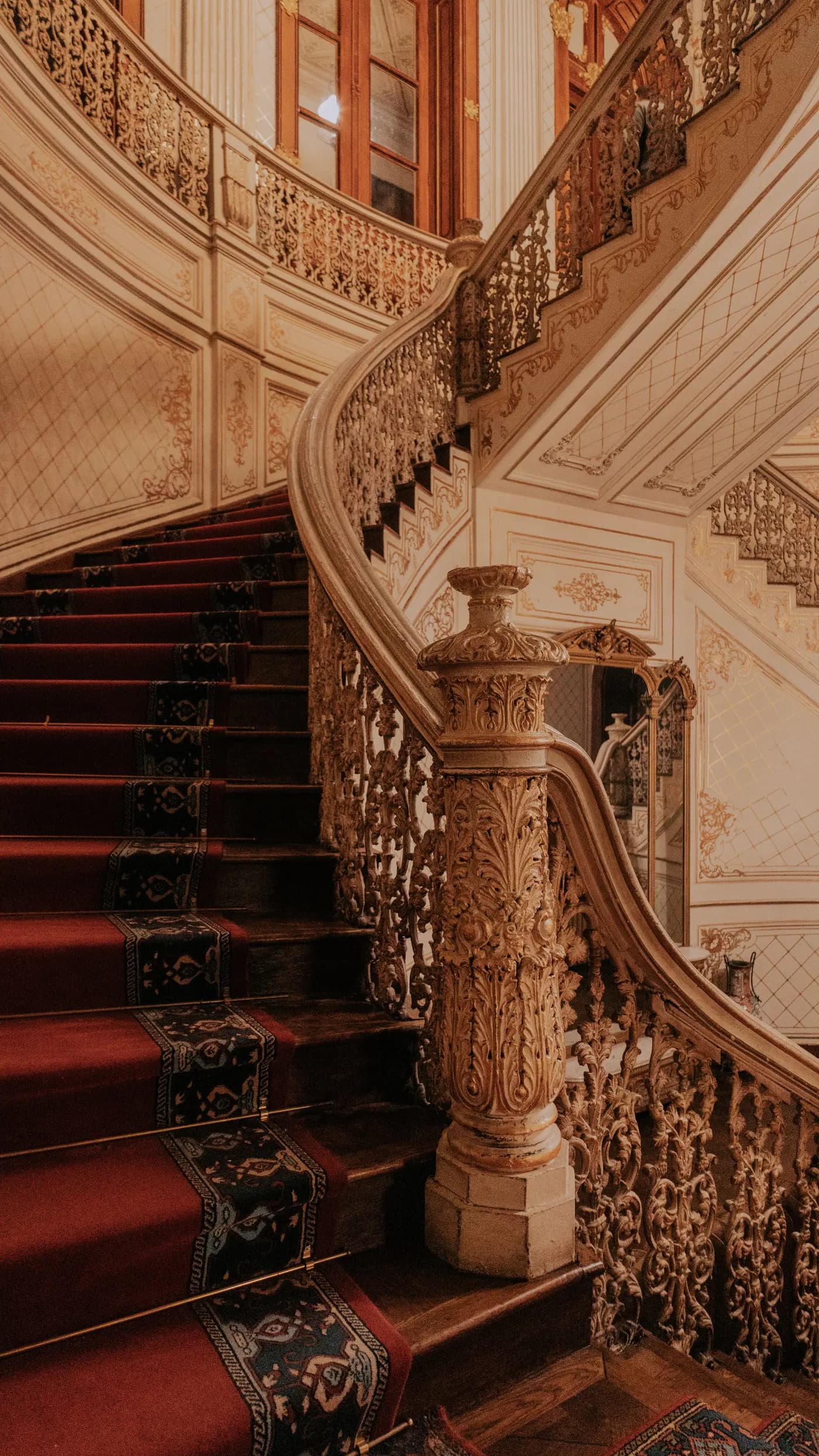 Lo scalone d’onore di un grande albergo