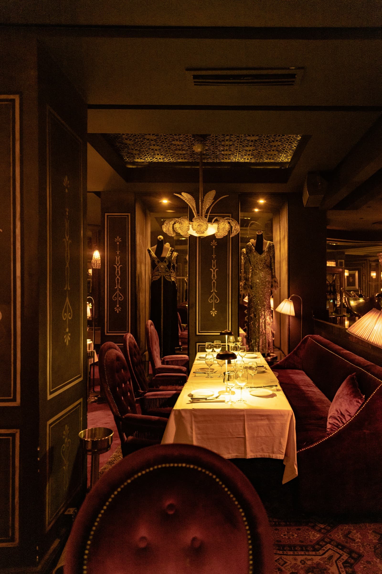 La sala di un ristorante d’albergo a luce calda, con un tavolo apparecchiato