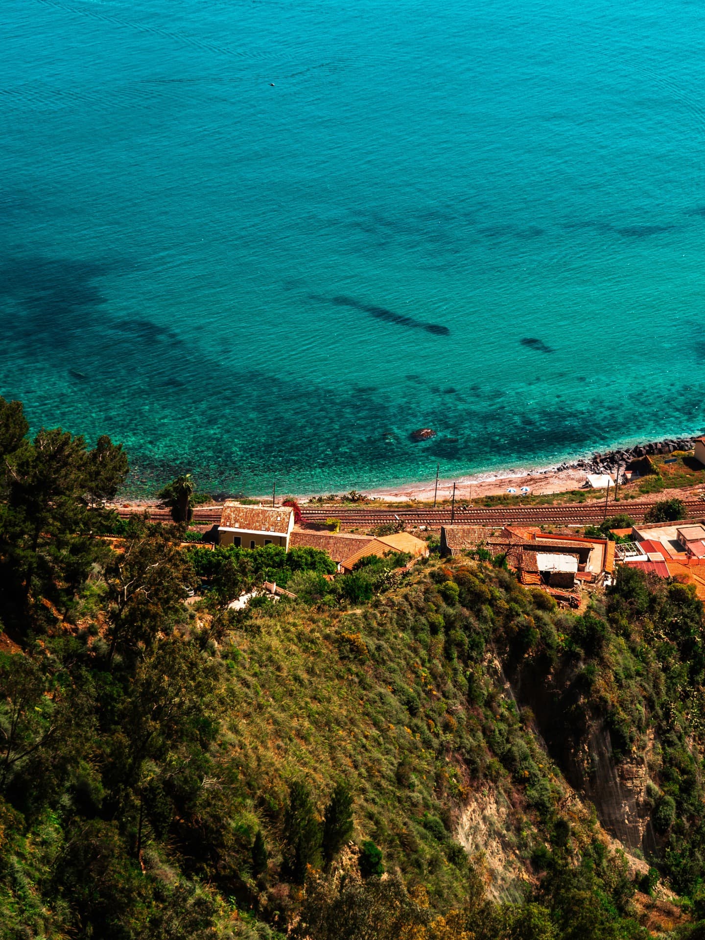 La costa italiana dall’alto: il mare, la spiaggia e le case del paese