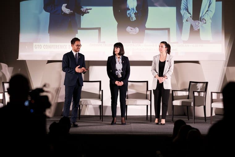 Kledis Brahimi sul palco della GTO Conference con due relatrici