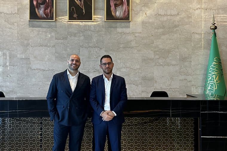 Kledis Brahimi con un collega al ricevimento di un albergo in Arabia Saudita