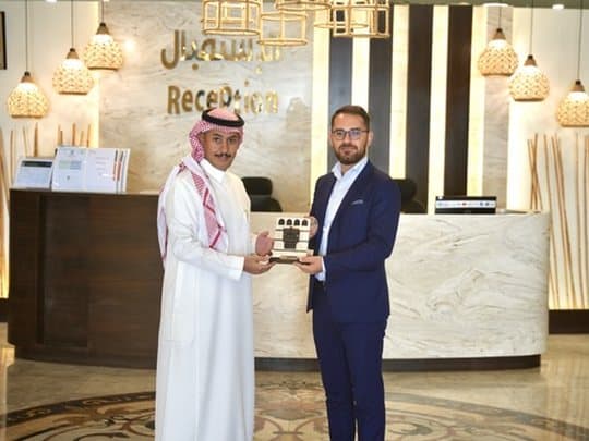 Kledis Brahimi riceve un riconoscimento da Ammar Aljohani al ricevimento di un albergo