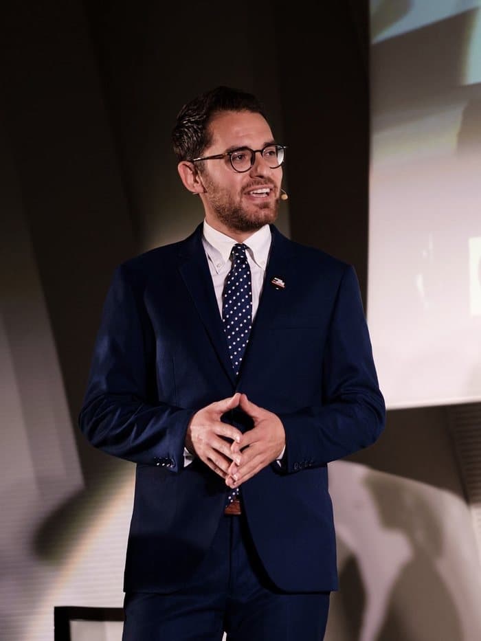 Kledis Brahimi parla sul palco con microfono ad archetto