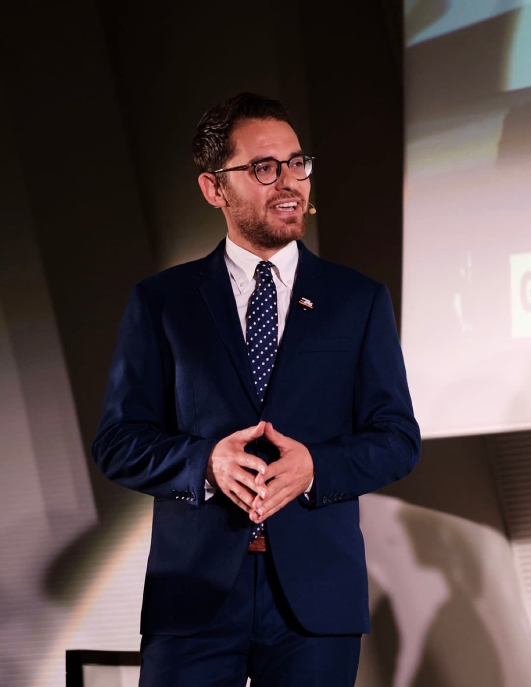 Kledis Brahimi sul palco, durante un intervento sull'ospitalità